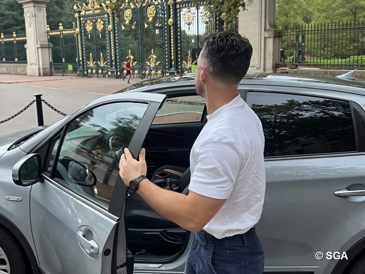 Convoyeur SGA prenant en charge un véhicule